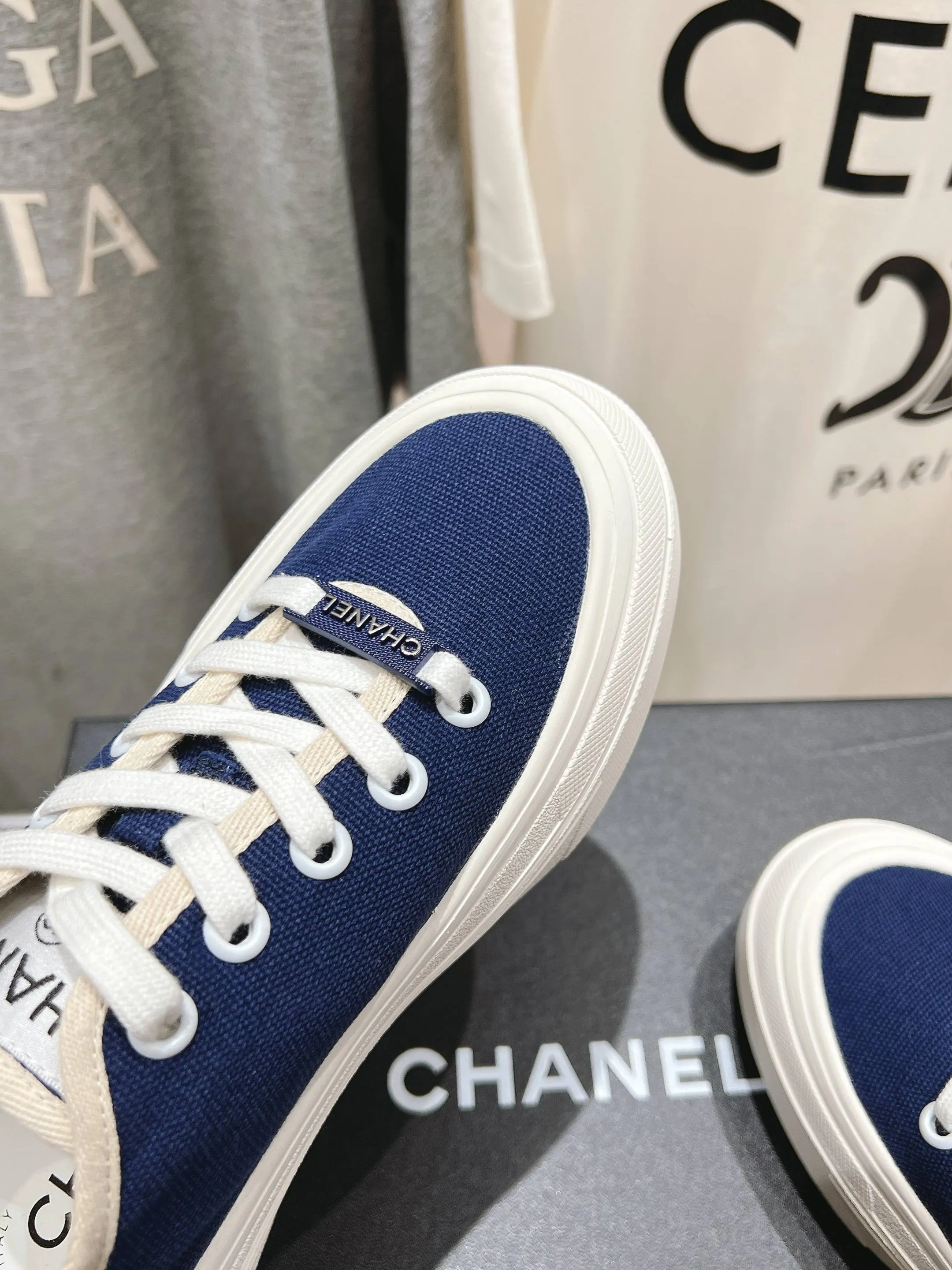 👟👟Ex-factory price 400👟👟 Chanel* Xiaoxiang 2025ss latest casual shoes, the currently super popular biscuit shoes. Internet celebrity Xiaohongshu is crazy about hot recommendations. The silly and cute style has a retro flavor! The shape is special and very recognizable. It makes your legs slimmer and longer. It is absolutely powerful. It is also very comfortable to wear. It has good looks. It is comfortable and increases your height. I must recommend it to everyone. The main feature of this year's series is minimalist style. ✔Fabric: original customized canvas. ✔Feet: water-dyed cowhide, comfortable on the feet. ✔Outsole: open-molded high-elastic rubber platform sole. ✔Number: 35-39.